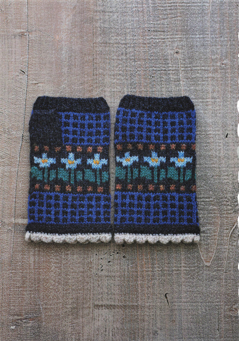 1496-20260309135601_041 Royal blue knitted gloves with a grid pattern, light blue bellflowers and a cream scalloped cuff