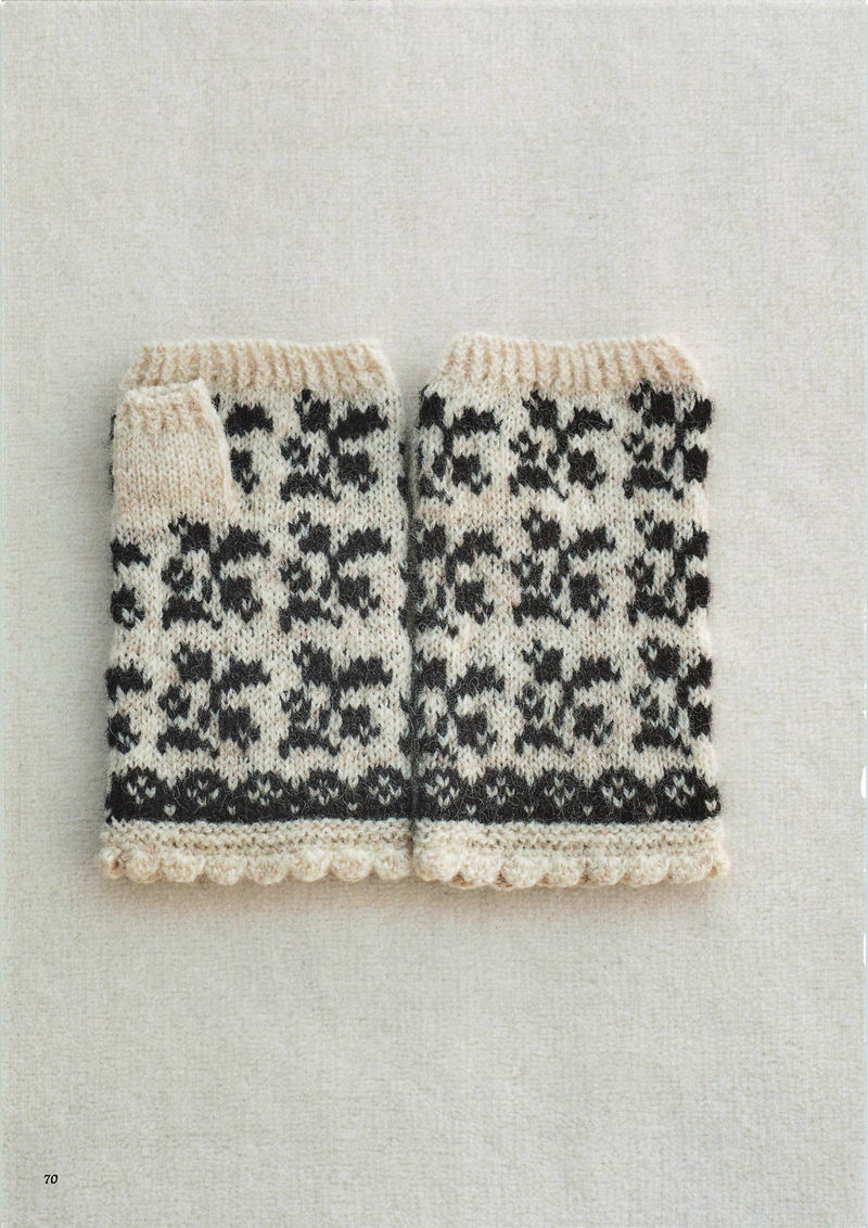 1496-20260309135601_071 Graphic black flowers on cream knitted fingerless gloves, a bold floral colorwork pattern PDF