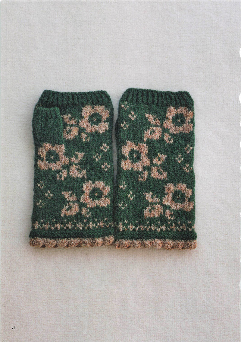 1496-20260309135601_073 Large sand-colored flowers on forest green knit gloves with a lacy scalloped edge